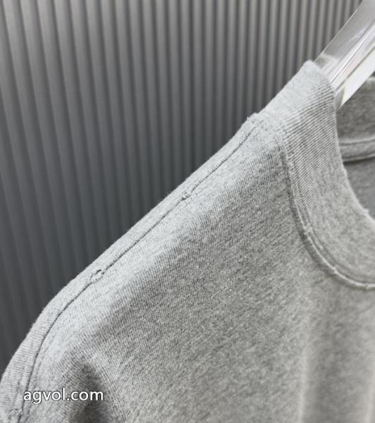 CELINE偽物 通販Tシャツ美しい 冬らしく爽やかな印象 26SS洗練デザイン. 6 